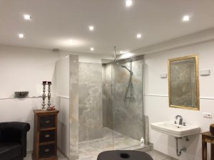 Kosmetikstudio in Arnsberg Madalena Cristiano Cosmetics Behandlungszimmer I_Dusche