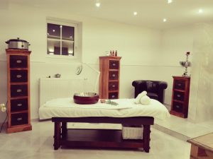 Kosmetikstudio in Arnsberg Madalena Cristiano Cosmetics Behandlungszimmer I_Liege mit Handtuch